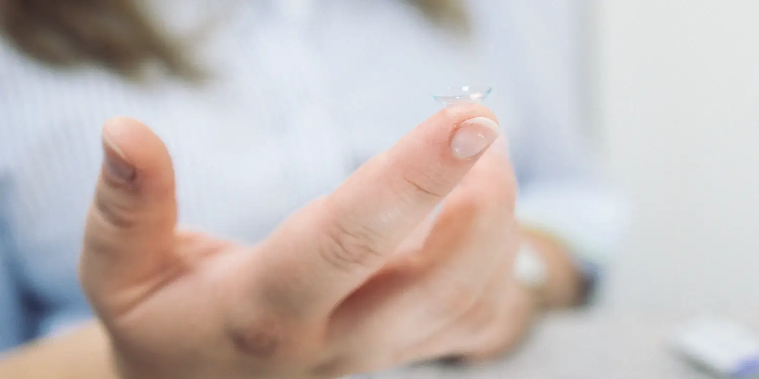 Eine Kontaktlinse auf einem Zeigefinger