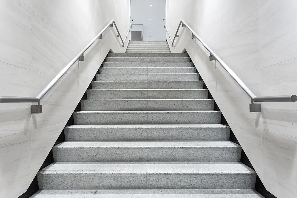 Uneingeschränkte und klare Sicht auf eine Treppe ohne störenden Verzerrungseffekt